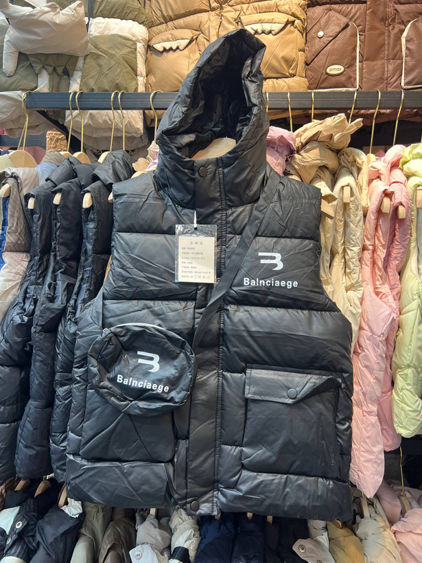 پافر بچهگانه Balenciaga کلاهدار با کیف کمری