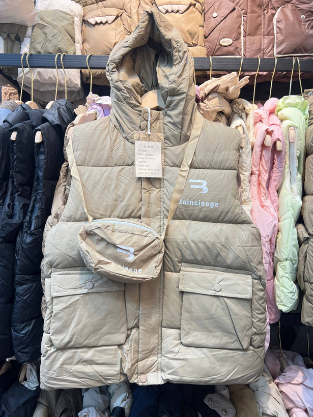 پافر بچهگانه Balenciaga کلاهدار با کیف کمری